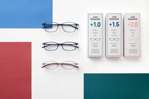 ジンズの老眼鏡がリニューアル、ブルーライトカットを標準装備した3つの度数をパッケージで提供