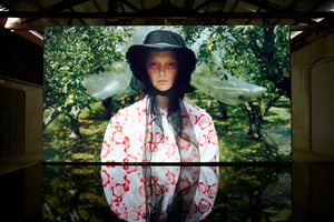 シモーン・ロシャの「モンクレール ジーニアス」新作は庭園やガーデニングの世界に着想、PVC素材のトレンチコートやエプロンなど展開