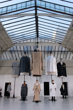 アンリアレイジの新作は巨大化した服の"細部"、パリ10回目のコレクションで原点へ