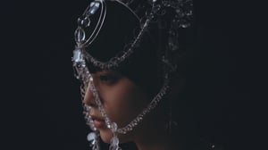 欅坂46の平手友梨奈が「アンリアレイジ」2019年春夏コレクションのコンセプトムービーに出演