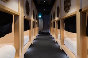 "泊まれる茶室"がコンセプトの新感覚カプセルホテル誕生、廣川玉枝が着物モチーフのルームウェアをデザイン