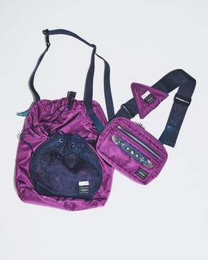 トーガ プルラ×ポーターの限定アイテムをエイチ ビューティ＆ユースで発売、紫のナイロン素材を使ったバッグ2種類を展開