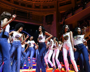 「トミー ヒルフィガー」多様性や自由を祝したショーをパリで開催、ゼンデイヤとのコラボを披露