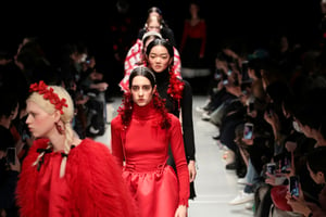 愛憎入り混じる"赤"を纏った少女、上海の気鋭ブランド「シュシュ/トング」が東コレ初参加