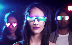 目立ちたい人向け、メッセージも表示できるLEDパーティーメガネ「LEDVision」登場