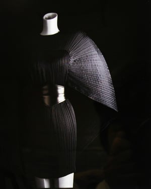 "ドレープの魔術師"デザイナー鳥丸軍雪の作品展が神戸ファッション美術館で開催、黒柳徹子のドレスなど約80点を展示