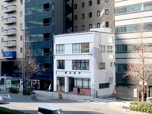 新宿西口に現れた四角いハコ...新しい働き方を提案するシェアオフィス「新宿ワープ」