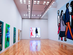 浮世絵やアニメのセル画に着想、現代アーティスト ジュリアン・オピーが日本の美術館で11年ぶりに個展開催