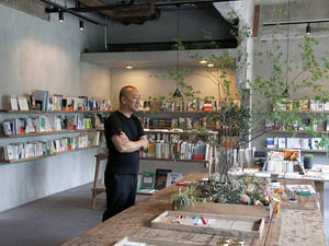図書室のようなブックカフェ「プラトー・ブックス」が文京区白山にオープン