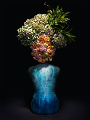 女性の身体を花器に見立てたアート展「人間花器 〜HUMAN FLOWER VASE〜」がトランク ホテルで開催