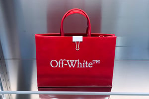 「オフ-ホワイト」が新ロゴを発表、サンセリフからセリフ体に変更