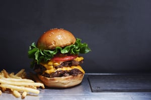 "超肉感バーガー"を食べて飢餓に苦しむ人々を支援、新ハンバーガーショップが下北沢にオープン