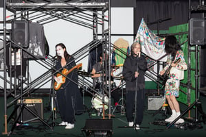 ライブ演奏で新作発表、ディスカバードが4シーズンぶりの東コレで現代アーティスト政田武史とのコラボアイテム披露