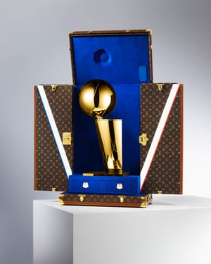 ルイ・ヴィトンがNBAと初のパートナーシップ提携、優勝杯のトラベルケースを製作