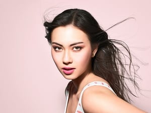 体温で色が変わるpHリップ「レブロン キス グロウ バーム」発売、カラーは全3色