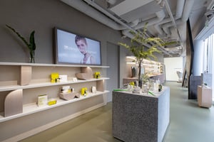 カネボウ子会社の新スキンケアブランド「アスレティア」が旗艦店オープン、スタジオを併設