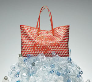 「アニヤ・ハインドマーチ」がペットボトルを再利用したコレクションを発売、バッグやポーチなどを展開