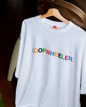 ビームス ジャパン×ループウィラー、マルチカラーのロゴ入りTシャツ発売