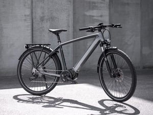 老舗オートバイメーカーのトライアンフ、初の電動自転車「Trekker GT」を発表