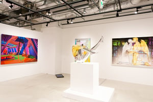 アングラなアート作品を集めた展覧会が渋谷パルコで開幕、空山基の巨大セクシーロボット新作を世界初公開