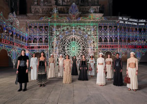 ディオールがイタリアで無観客ショー開催　ルミナリエが彩る2021年クルーズコレクション