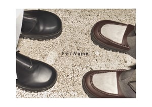 ネームとヴェインのコラボプロジェクト始動、ヴィブラムソール搭載のブーツとローファー発売