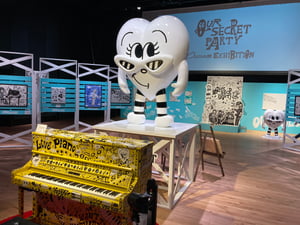 「BT21」や「ズッカ」などにアート提供を行うChocomooの大規模展がWITH原宿で開催