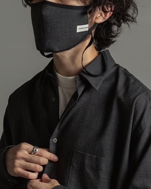 「マーカウエア」がネックストラップ付きマスク発売、ブランドの定番素材を使用