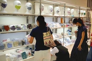 高島屋新宿店が国内染織産地のマスクを限定販売、自動販売機も設置