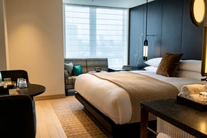 日本初上陸のホテル「キンプトン」が新宿に開業、ライフスタイルに寄り添ったラグジュアリー体験を提案