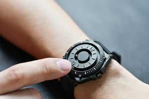 指で触れて時間を確認、木星からインスピレーションを得た腕時計「EUTOUR」登場