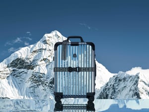 モンクレール ジーニアス×リモワの新作が登場、鏡面のように輝くスーツケースを発売