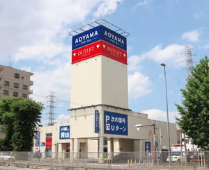 「洋服の青山」初のアウトレット店舗が相模原と梅田にオープン、最大7割引で販売