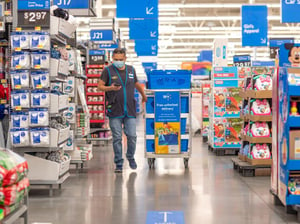 コロナ禍でネットスーパーの需要拡大、注文品を店内で収集する"ピッカー"が米国で急増