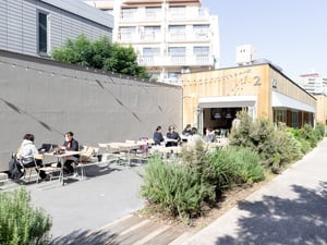 スニーカーズエンスタッフが世界初のカフェをオープン、各都市にちなんだシティプレートなど提供