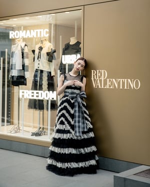 森川葵が「レッド ヴァレンティノ」新コレクション立ち上げを記念して表参道店に来店、限定ドレスなどを着用