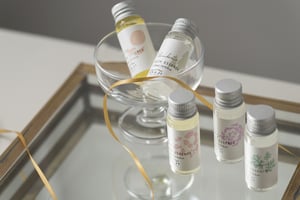 「OSAJI」定番の香りが入浴剤に　5種の香りがセットになったバスエッセンスを発売