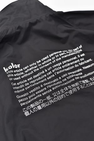 「カラー」が伊勢丹新宿店メンズ館限定のコーチジャケット発売、ネームタグのグラフィックをプリント