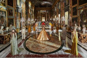 「ヴァレンティノ」オートクチュールがマッシヴ・アタックの3Dとのコラボでアート作品に