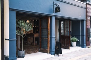 バッグブランド「エティアム」初の路面店、東京のブルックリン・蔵前に出現した店舗兼カフェをレポート