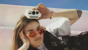 ポラロイドが世界最小のインスタントカメラ「Polaroid Go」発売