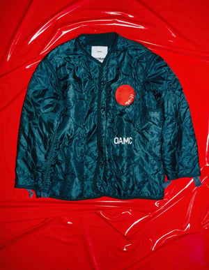 OAMCが真っ赤なドット刺繍のライナー発売、背面にPEACEMAKERロゴ