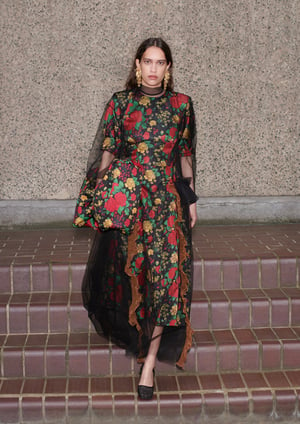 H＆Mが「TOGA」とのコラボコレクションを発表　大胆な花柄ドレスやトレンチコートを発売