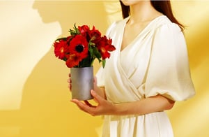 ガラス花瓶より花を約5日長生きさせる瓦の花器「時を止めるフラワーベースKaren」登場