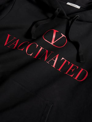 ヴァレンティノから「ワクチン接種済み」フーディーが登場、ワクチン供給プログラムを支援