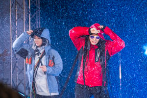 暴風雨や雪を再現したワークマンの「過酷ファッションショー」、今年は水上で開催　炎のランウェイが出現