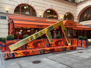 「フェンディ カフェ バイ アニヴェルセル」が表参道に再び登場　ピーコックブルーとオレンジの店舗デザインに