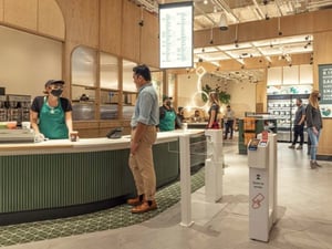 コーヒーも軽食もレジなし精算、スターバックスとAmazon Goのコラボ店舗がニューヨークに登場