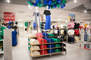 ジーユーが都内最大級「新宿フラッグス店」の内部を初公開