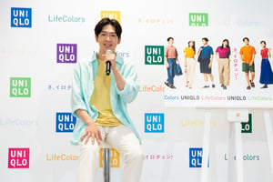 松下洸平が「ユニクロ」新CMに登場、オンライン発表会で水色のシャツにホワイトのパンツのコーディネートを披露